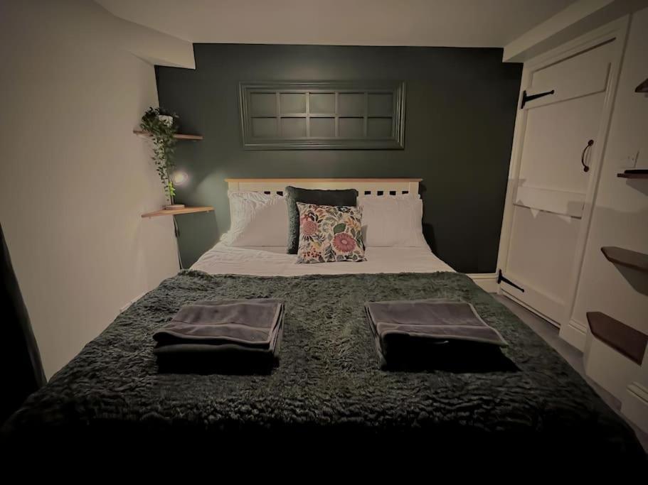 Period Apartment, Great Views, In Heart Of Town. 브래드포드온아본 외부 사진