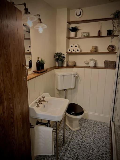 Period Apartment, Great Views, In Heart Of Town. 브래드포드온아본 외부 사진