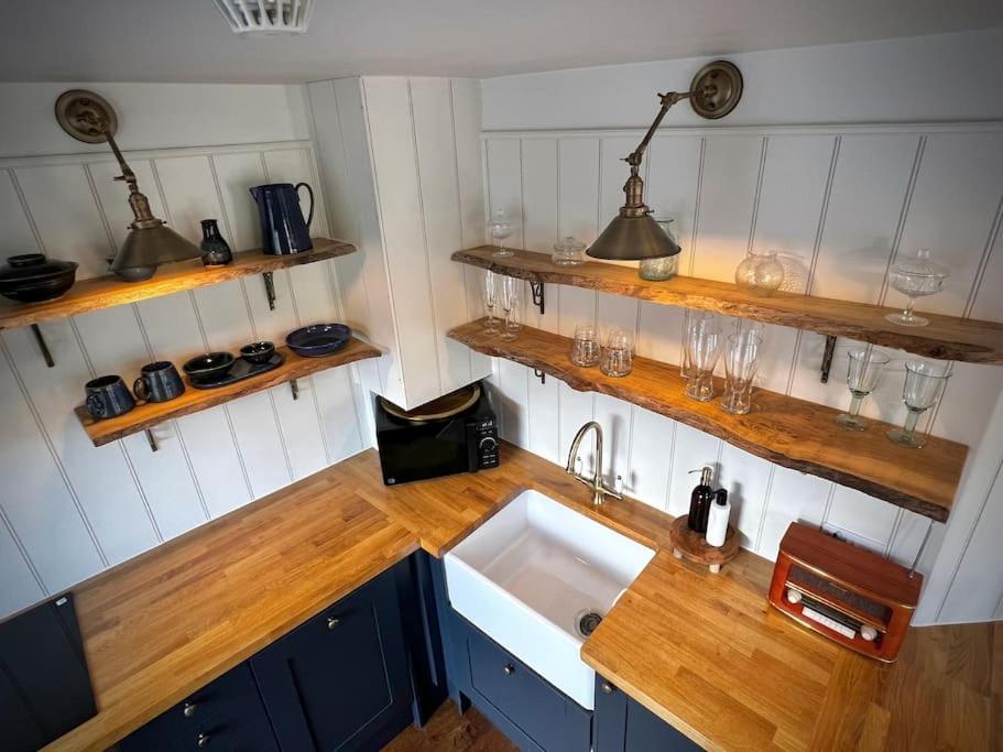 Period Apartment, Great Views, In Heart Of Town. 브래드포드온아본 외부 사진